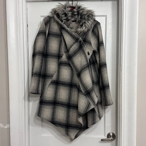 Nicholas K Designer Wool Blend Plaid Asymmetrical Coat with Faux Fur Collar (M) - Picture 3 of 13